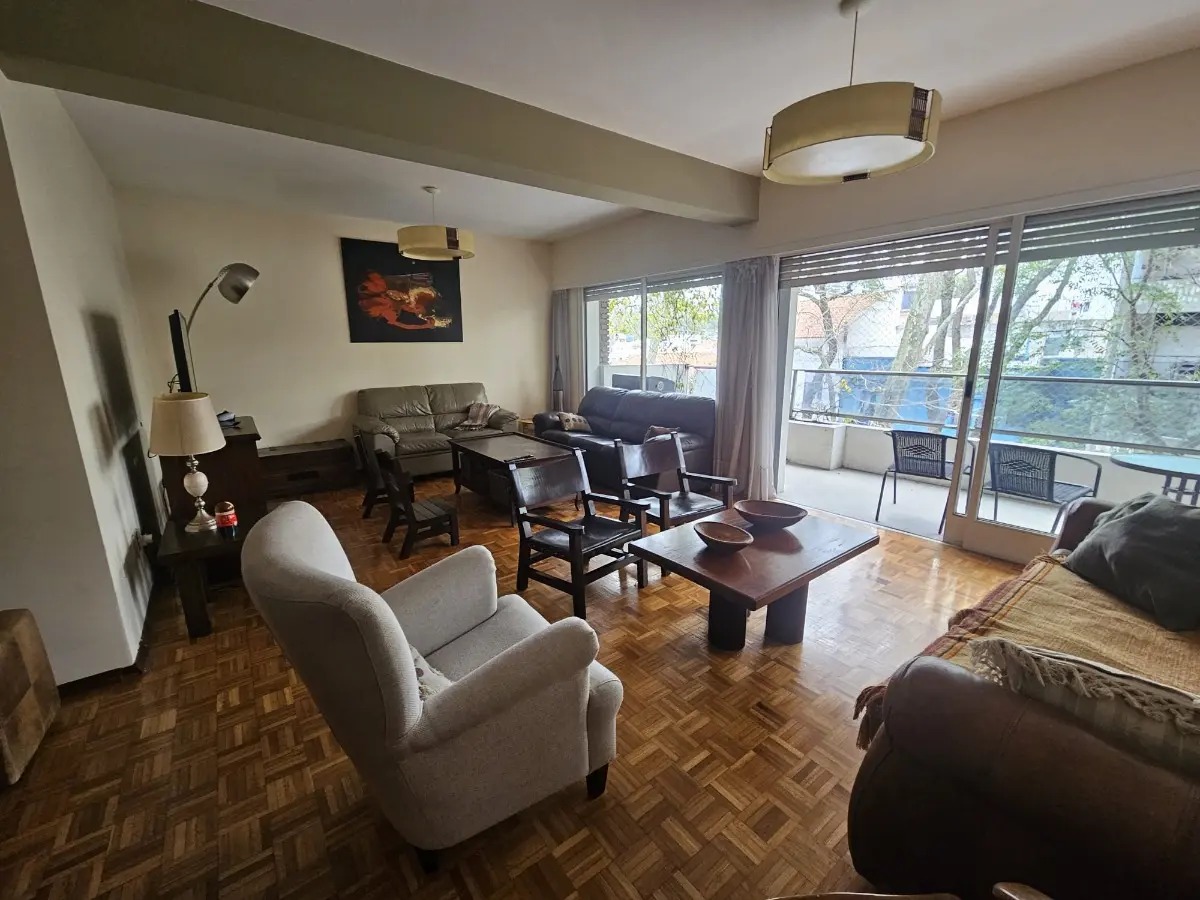 Apartamento en Pocitos de 3 Dormitorios