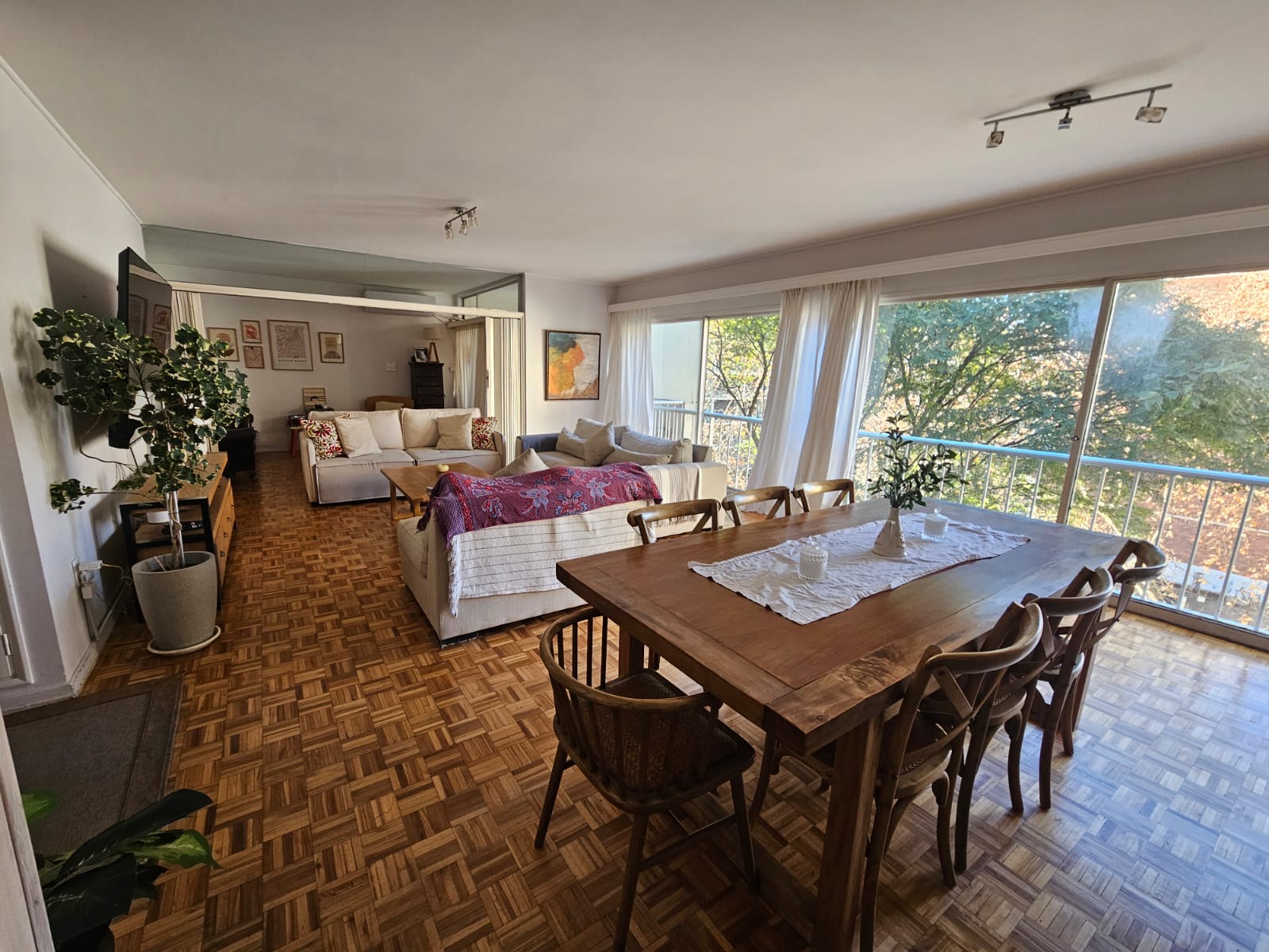 Apartamento En Pocitos 4 Dormitorios, 4 Baños, y Garaje